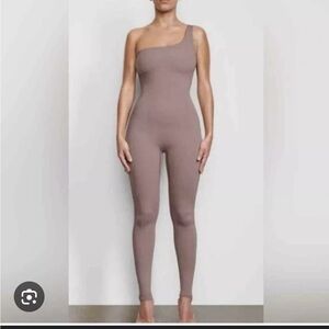 Skims Women’s All In One One Shoulder Bodysuit / Pants. Size Medium. NWT